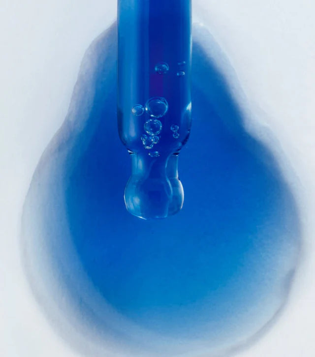 blue serum närbild med natuligt blå färg